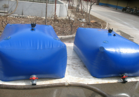 Réservoir d'eau personnalisable en bâche pour un stockage et un transport d'eau sûrs